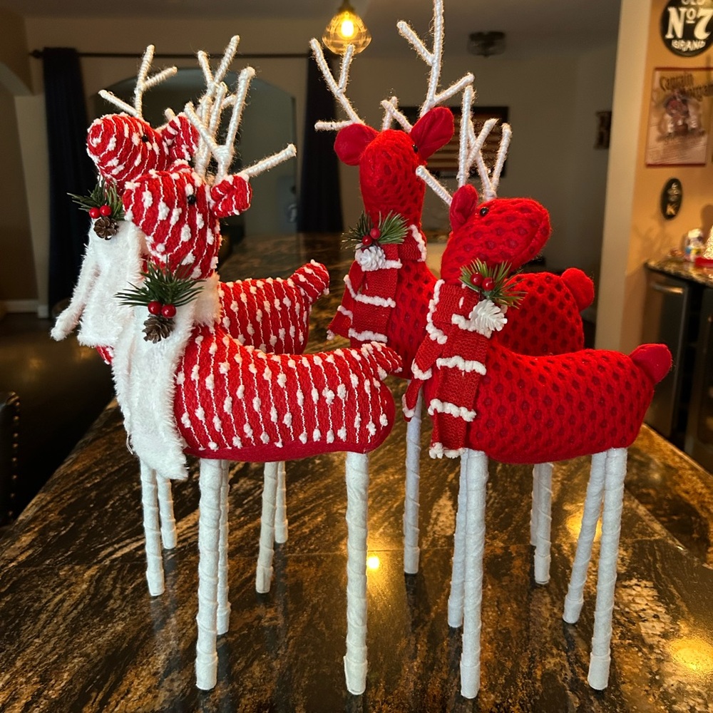 NWOT New 4 pc set of Red and White Fabric Reindeer